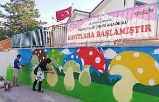El birliği ile ana okulunun duvarlarını rengarenk...