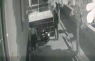 Elektrikli motosikletin çalınma anı kamerada