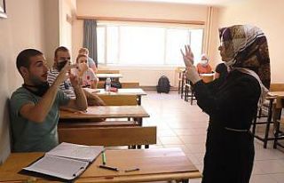 Engelli bireylere 2 dilde KPSS kursu