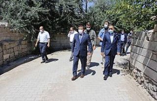 Erciş Belediyesi parke taşı çalışmaları hız...