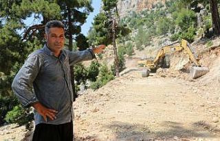 Erdemli’de yol genişletme çalışmaları sürüyor