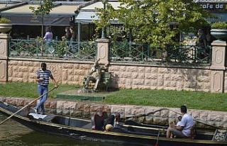 Eşek heykeli değil Korona işe yaradı