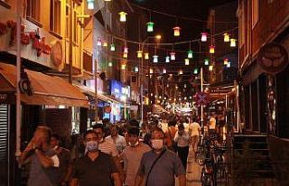 Eskişehir’de tedbirsiz gece kalabalıkları