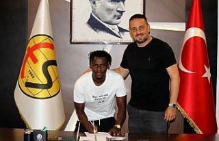 Eskişehirspor, Sunday Alimi ile sözleşme imzaladı
