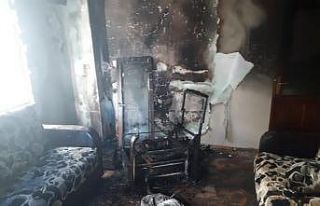 Evi yanan yaşlı kadın yardım bekliyor