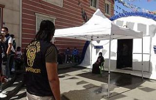 Evlat nöbeti tutan anneler seslerini yükselterek...