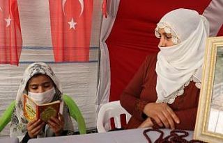 Evlat nöbetindeki Zümrüt Salim, HDP il binasında...