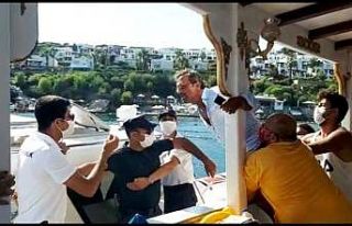 Fazla yolcu alan tekneye Sahil Güvenlik ekipleri...