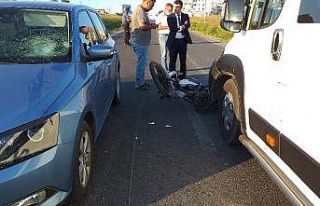 Feci kaza: Motosikletli kurye minibüse çarpıp otomobilin...