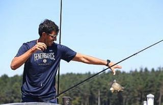 Fenerbahçe Beko oyuncusu Topuk Göletinde balık...