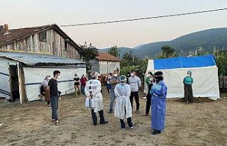 Fındık işçileri bahçeye girmeden sağlık taramasından...