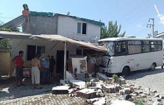 Freni patlayan minibüs eve girdi: 3 yaralı