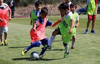 Futbol seçmelerinde çocuklar sahada, veliler dışarıda...