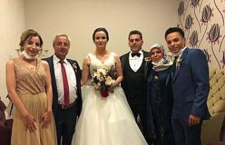 Gelin ve damada altın yerine rende ve süzgeç taktılar