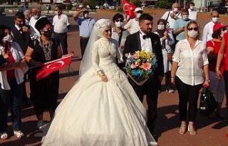 Gelin ve damat Zafer Bayramı coşkusuna ortak oldu