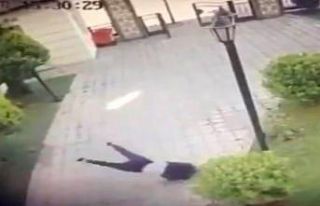 Genç kızın 4. kattan düşme anı güvenlik kamerasında