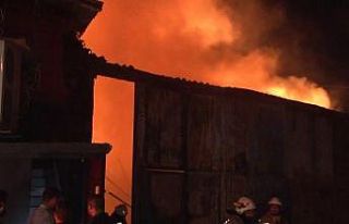 Geri dönüşüm deposundaki yangın bara sıçradı...