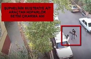 Gündüz vakti park halindeki otomobilin ses sistemini...
