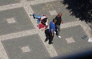 Gündüz vakti parkta alkol alan şahıslar ortalığı...