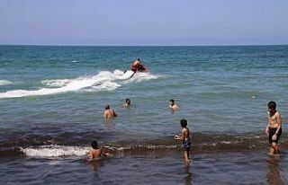 Günü birlik tatilciler deniz ve sahilin tadını...