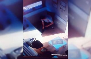 Güvenlik görevlisinin fareyle imtihanı kameraya...