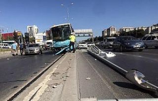 Halk otobüsü motosiklete çarpmamak için refüje...