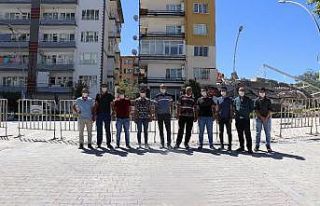 Hasarlı binanın yıkımı sırasında evleri hasar...