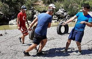 Hazırladıkları Survivor parkurunda hem yarışıyor...