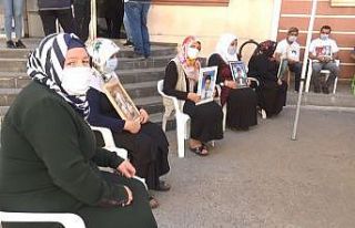 HDP önündeki ailelerin evlat nöbeti devam ediyor