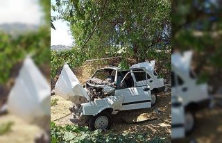Hurdaya dönen otomobildeki sürücüyü itfaiye çıkarttı