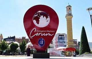Hürriyet meydanı’na yeni totemler yerleştirdi