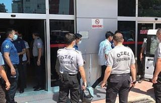 Husumetli aileler hastane bahçesinde döner bıçaklarıyla...