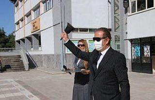 İlk ders zilini Milli Eğitim Müdürü Celalettin...