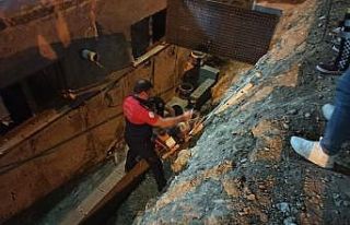 İnşaat çukuruna düşen adamı itfaiye kurtardı