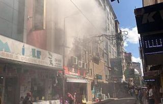 İş merkezinde çıkan yangın vatandaşları sokağa...