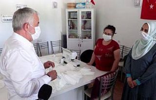 Isparta Belediyesi’nin maske üretimi devam ediyor