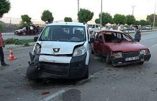 Isparta’da kontrolden çıkan otomobil karşı şeride...