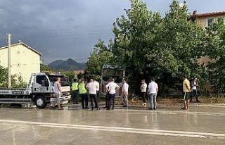 Isparta’da minibüs evin bahçesine daldı: 1 yaralı