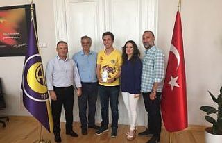 İzmir Atatürk Lisesi’nin yeni yıldızı Derin...