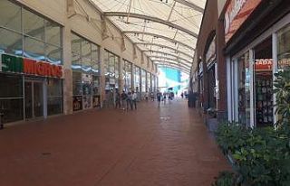 İzmir AVM’lerinde sessiz bayram