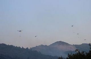 İzmir’deki yangında havadan söndürme çalışmaları...