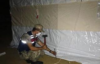Jandarma deprem bölgesinde çadır kurdu