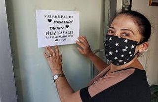 Kadın muhtardan ’maskenizi takın’ broşürü