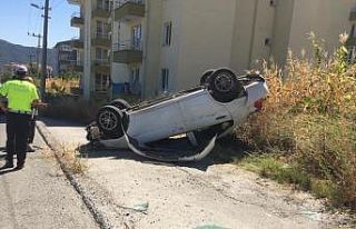 Kaldırıma çarpan otomobil ters döndü: 1 yaralı