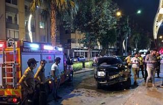 Kamyonet evin bahçe duvarına çarptı, 3 kişi yaralandı