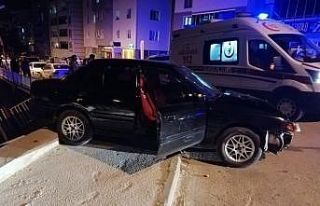Kamyonet ile otomobil çarpıştı; 2 yaralı