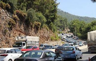 Karayolunda yine uzun kuyruklar oluştu