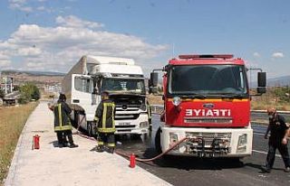 Kastamonu’da yanan tırı, yıldan geçen beton...
