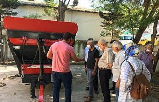 Katı gübre dağıtma makinesi çiftçinin hizmetinde