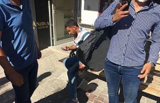 Kavgayı ayırmak isterken bıçaklandı